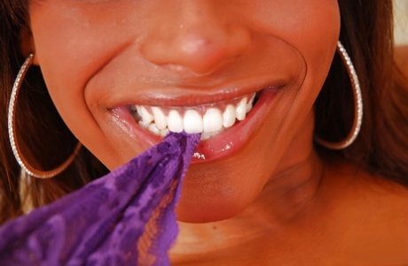 African Dentista free nude photos