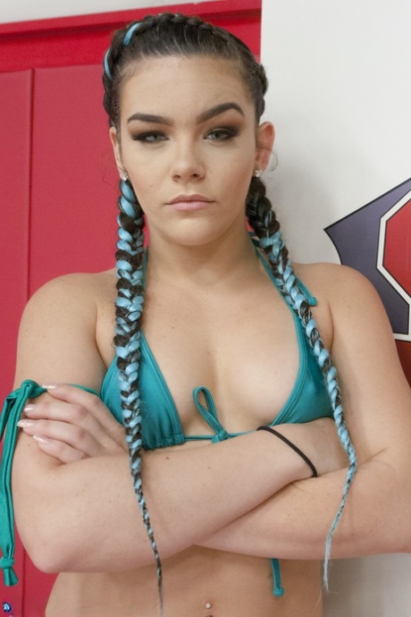 Latina Skinhead sexy image