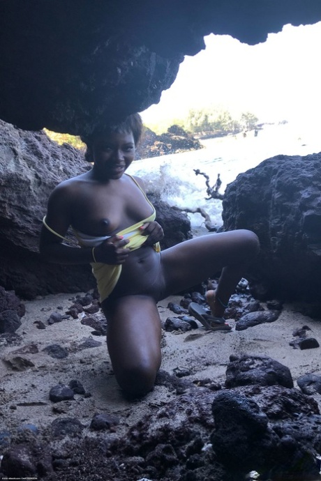 African Taylor sexy photos